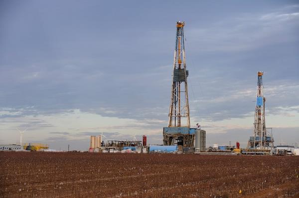 Drilling rigs operating in tandem in Stanton, Texas