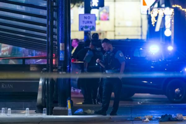 芝加哥购物区致命枪击案两名男子被起诉