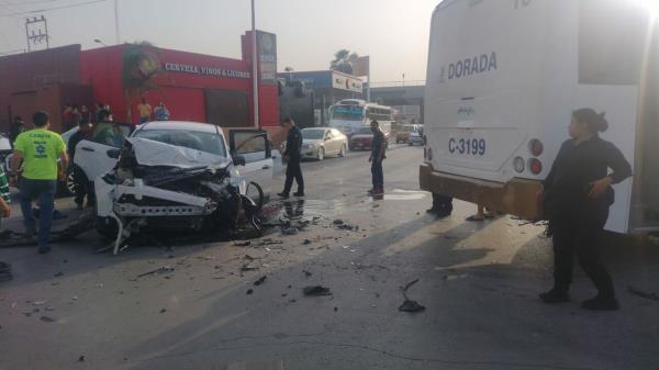 Camioneta se impacta con camión de pasajeros en Torreón, hay un lesionado grave