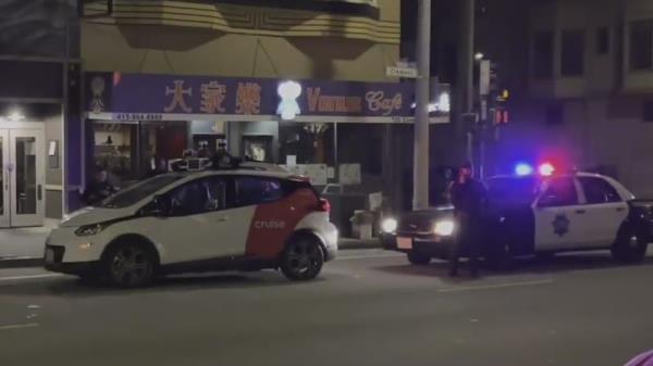 警方拦下了克鲁斯的一辆自动驾驶雪佛兰Bolt原型车