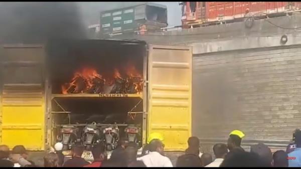 20辆电动滑板车在卡车运输过程中着火[视频]