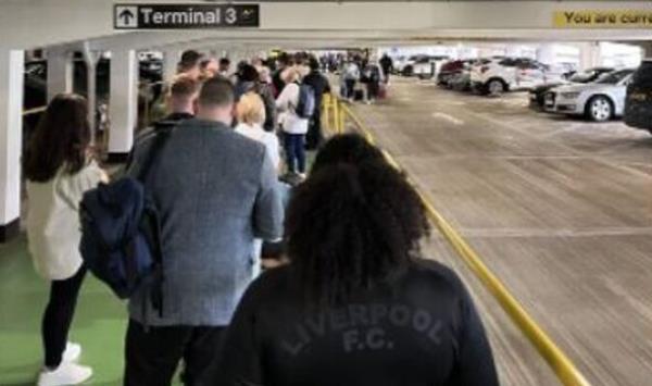 曼彻斯特机场一片混乱，长长的队伍蜿蜒进入停车场| UK | News