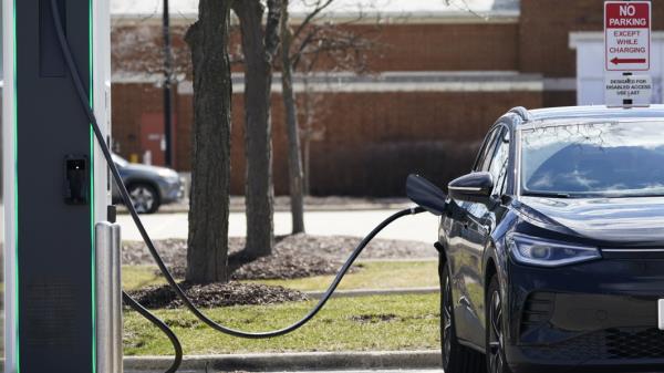 拜登政府，汽车行业领导人希望电动汽车充电站的使用“无缝”