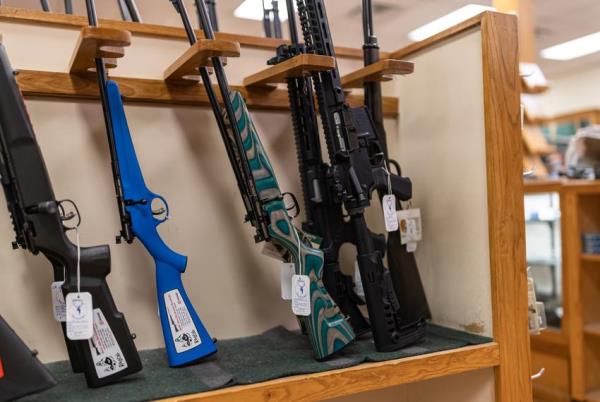 在德克萨斯州，枪支法律允许18岁的青少年购买ar- 15，但不允许购买手枪