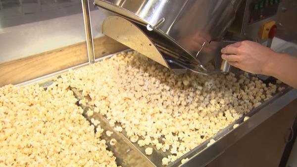 集群手工制作的爆米花增加了最喜欢的零食在Wildwood Boardwalk上独特的扭转- CBS费城