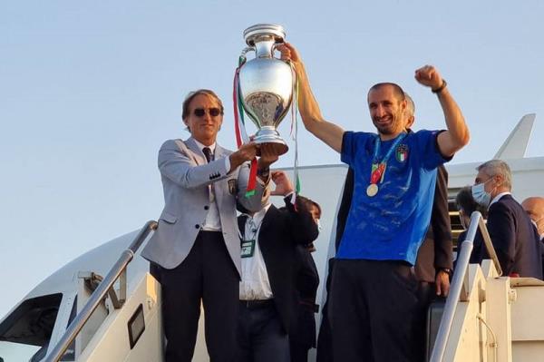 Italy manager Roberto Mancini and Giorgio Chiellini holding the European Champio<em></em>nship trophy after arriving at Rome's Fiumicino airport.