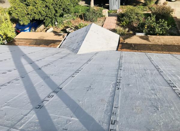 由于供应问题，特斯拉暂停太阳能屋顶安装;有些客户可能几个月都没有屋顶