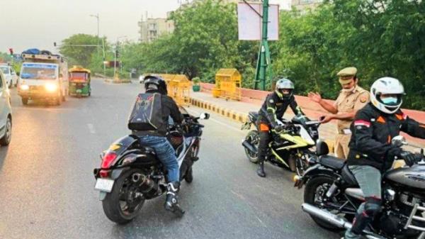 超级自行车骑手被禁止在高速公路上骑行:警察让他们回去