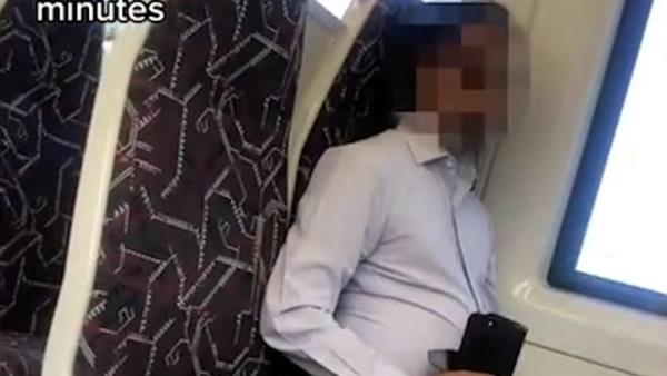 世界新闻:一名女子透露，她发现一名“令人毛骨悚然”的男子在火车上录了她20分钟