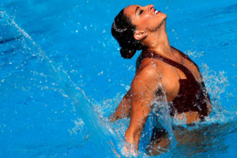世界锦标赛：美国花游女将泳池昏厥 沉入水底
