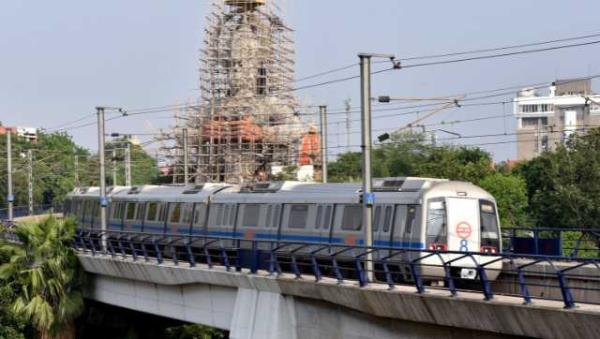 德里地铁蓝线在高峰办公时间再次延误，通勤者在社交媒体上表达愤怒