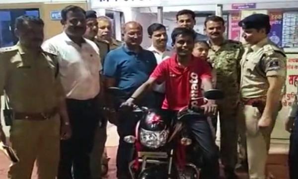 Madhya Pradesh Police gifts Hero HF Deluxe to Zomato delivery boy